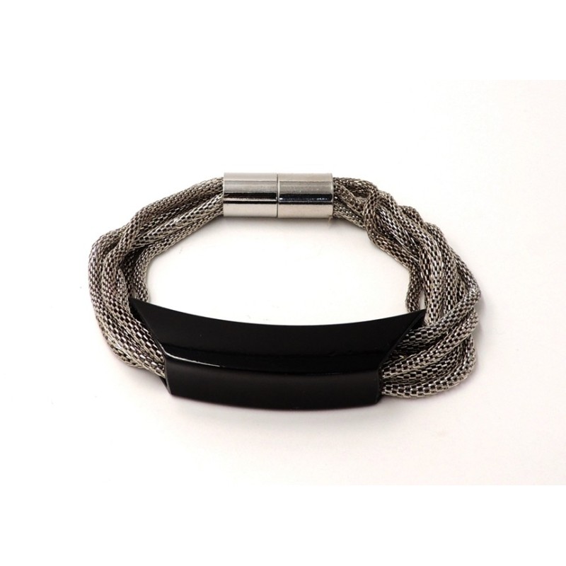 Bracelet avec des maillons en métal fin argenté qui coulissent dans une plaque noire