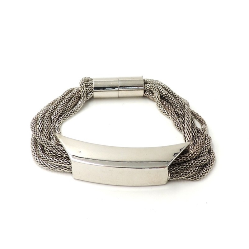 Bracelet avec des maillons en métal fin argenté qui coulissent dans une plaque argentée