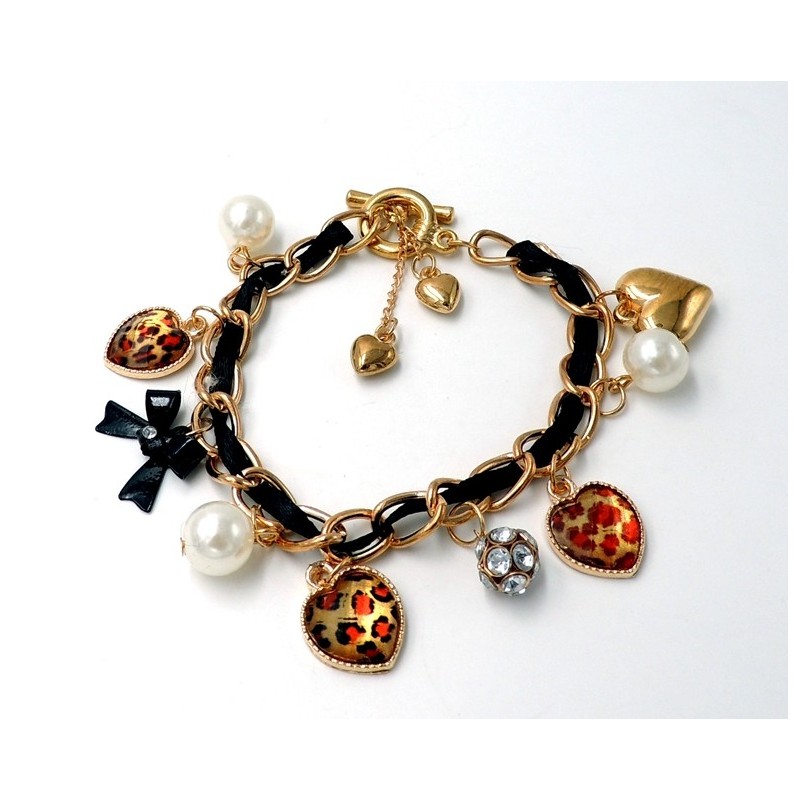 Bracelet en métal doré, ruban de soie noire, cœurs et perles 