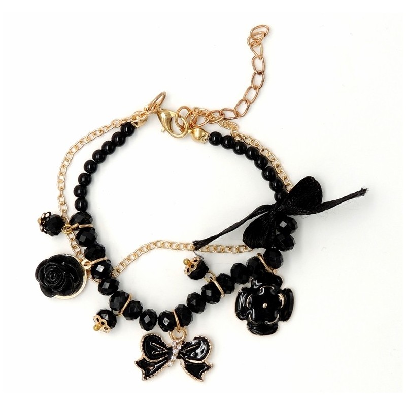 Bracelet avec des perles noires, chaîne dorée et breloques