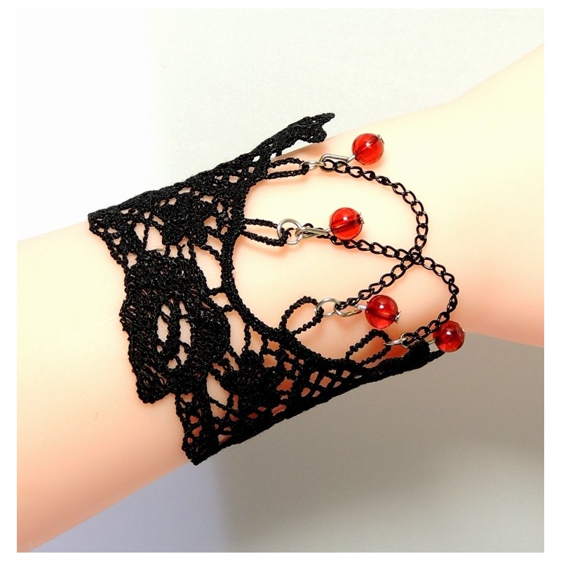 Bracelet en dentelle noire ornée de perles rouges