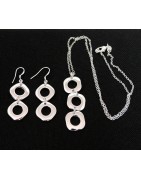 Parures pour femme, collier et bracelet, colliers et boucles d'oreilles dans différentes matières