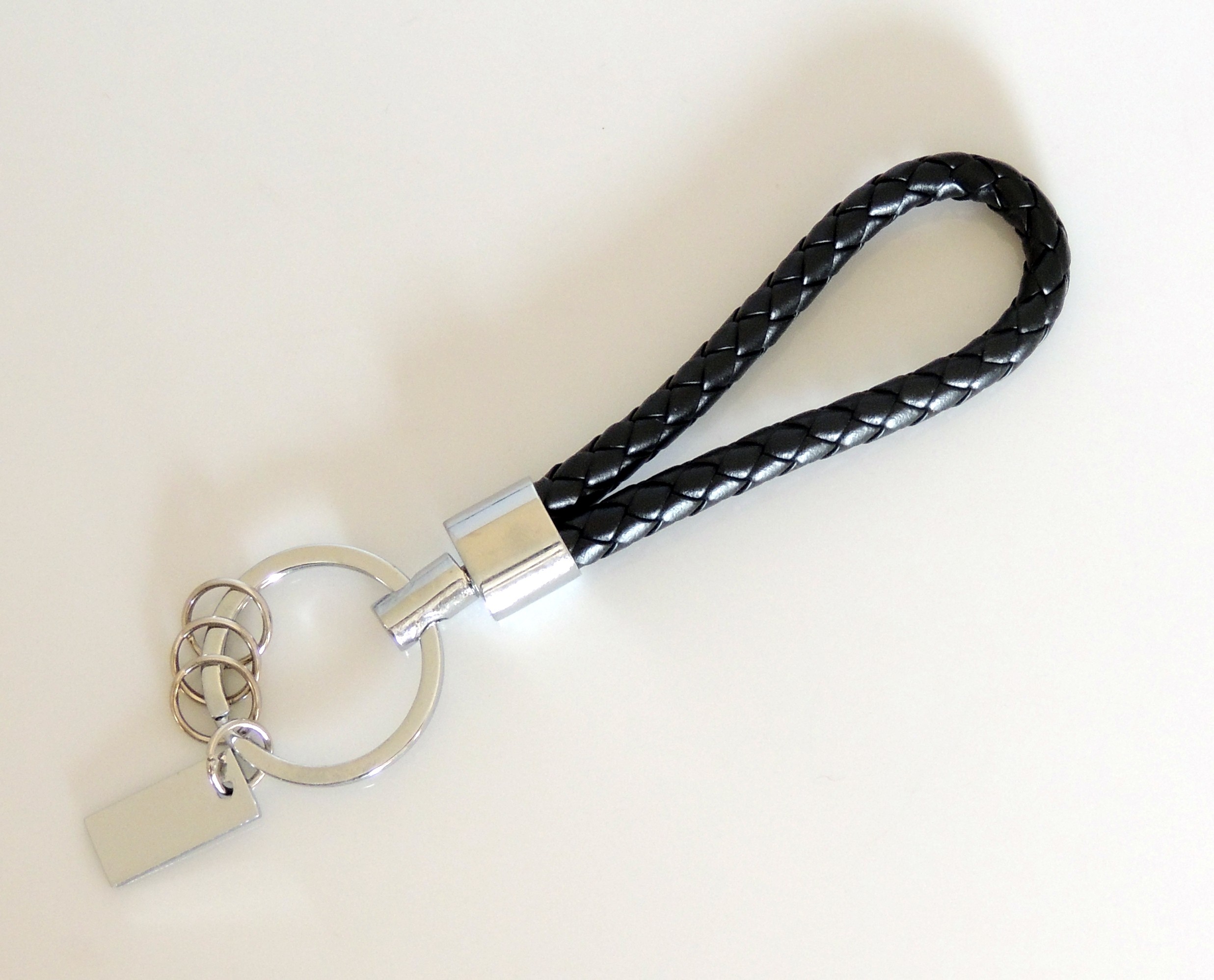 Porte-clés avec une tresse en cuir synthétique noir